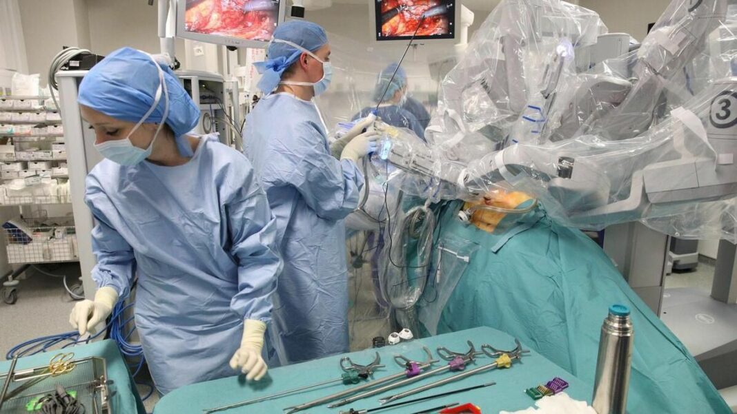 Chirurgie robotique en salle d'opération Chirurgiens utilisant un robot pour une opération complexe.