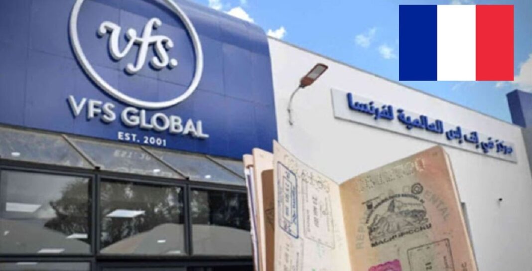 Centre de visa VFS Global avec drapeau français et documents de voyage.