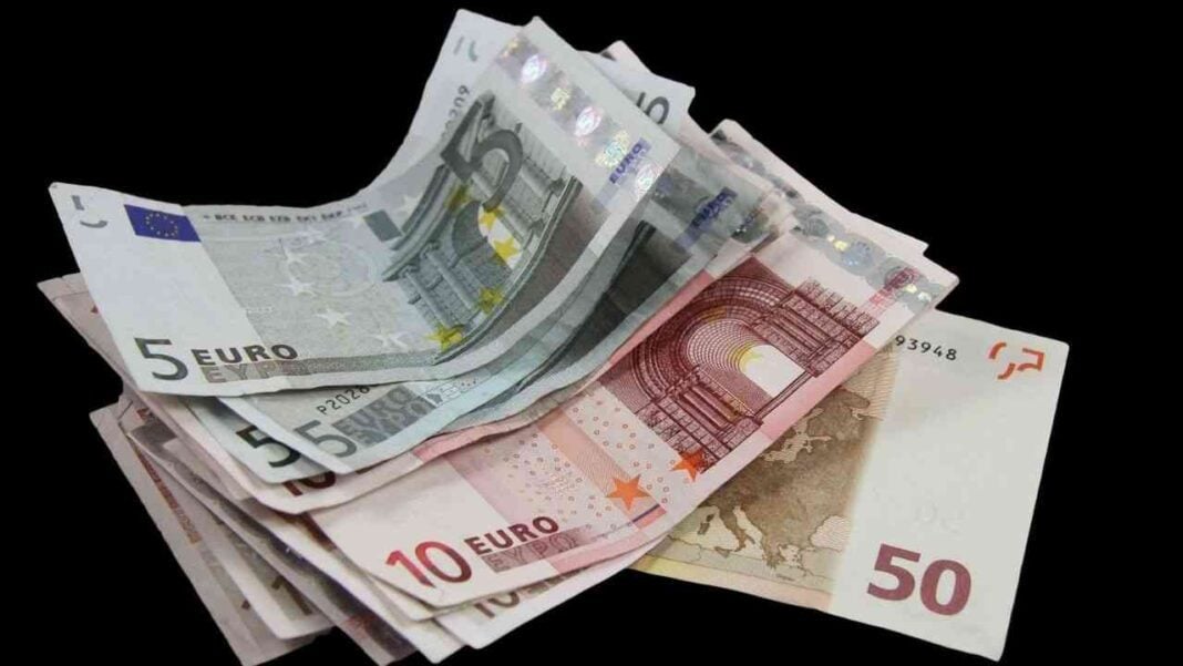 Voici la situation du Dinar algérien face au principales devises , ce 28 mars Billets en euros de différentes denominations pour illustrer l'argent.