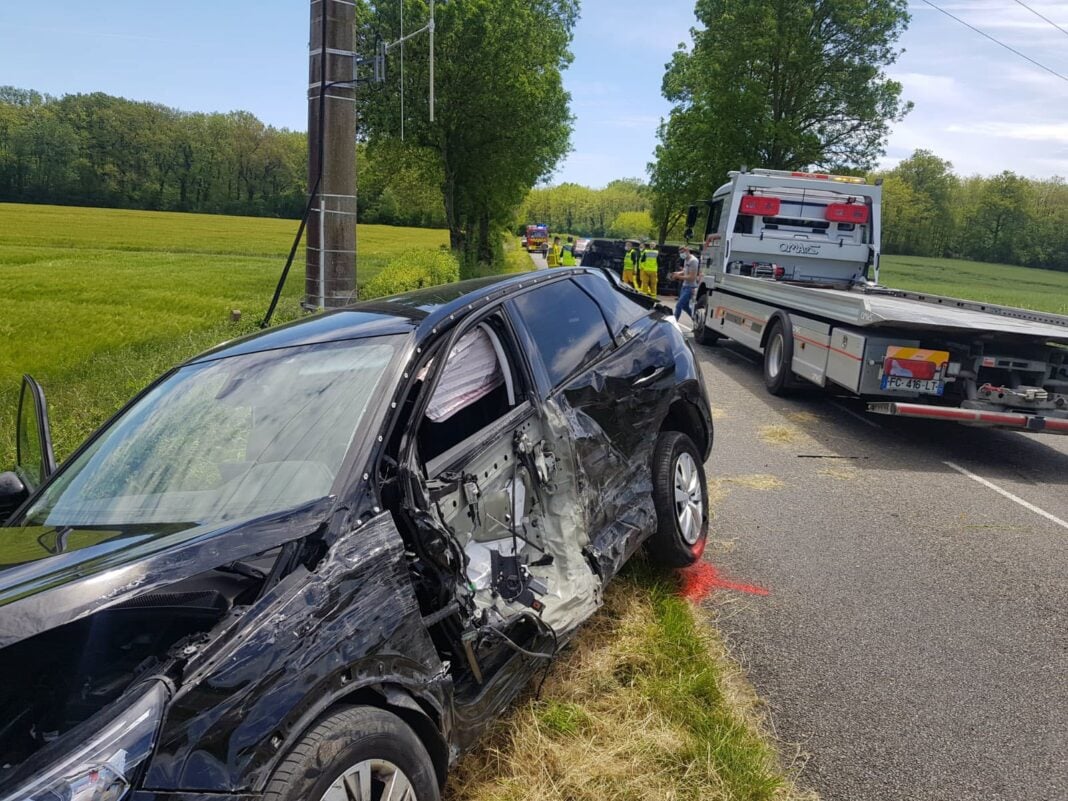 Maroc: Une famille de touristes français brûlées vives lors… Voiture endommagée après un accident sur la route.