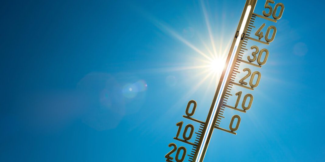 Thermomètre indiquant une température élevée sous le soleil.