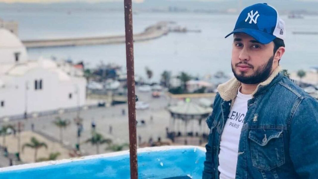 Guerouabi s’exprime sur le métier d’influenceur Jeune homme portant casquette New York et veste en jean à Tanger.