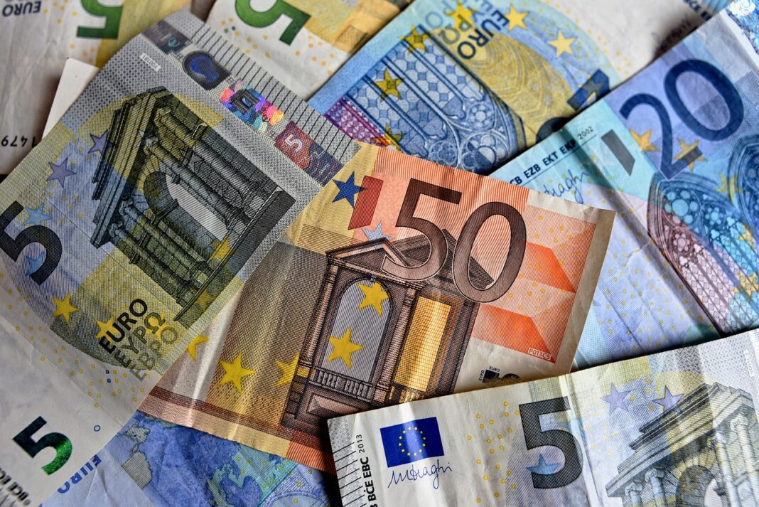 Gros plan sur des billets d'euros de différentes denominations.