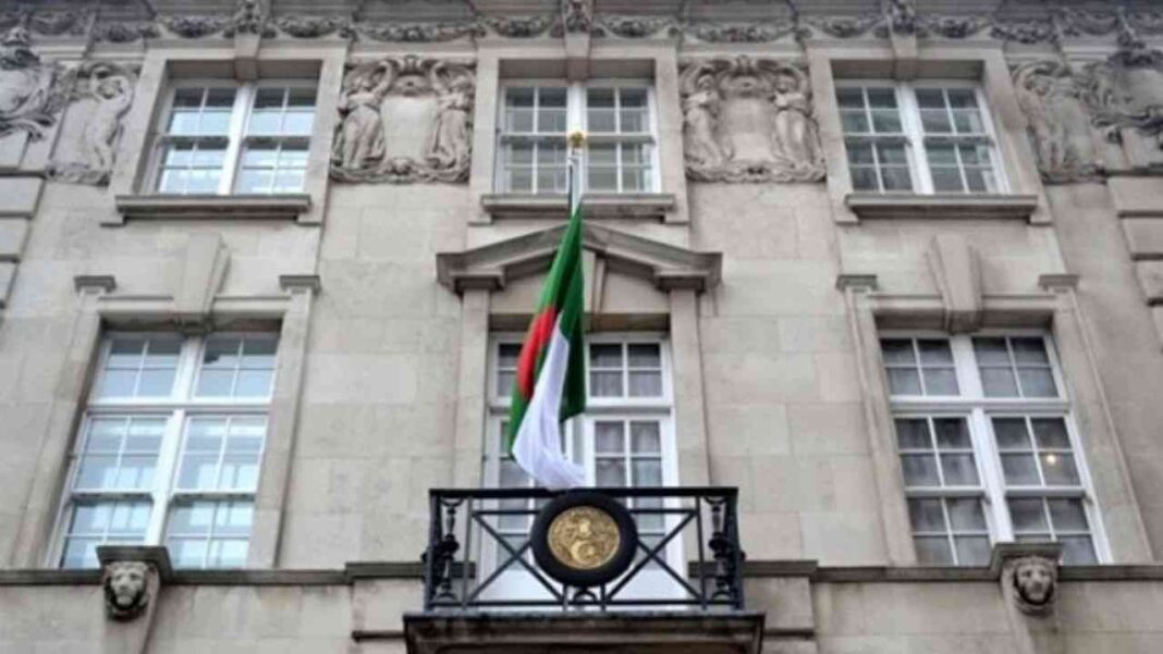 France : Les consulats d’Algérie fermés samedi prochain Façade d'un bâtiment officiel avec drapeau national algérien.