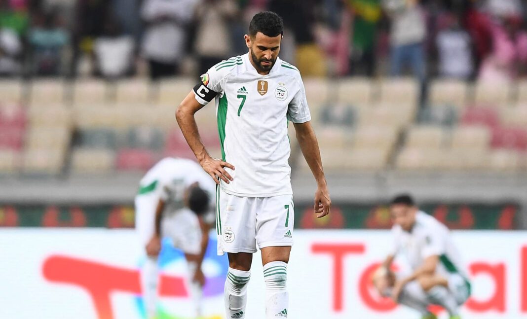 Equipe d’Algérie: Qui portera le brassard du capitaine à la place de Mahrez ? Footballeur marocain portant maillot blanc et vert sur le terrain.