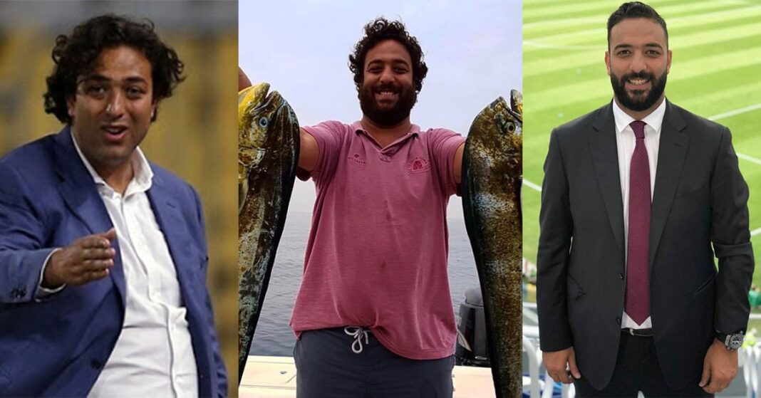 Trois hommes en tenue formelle et décontractée, discutant et souriant.
