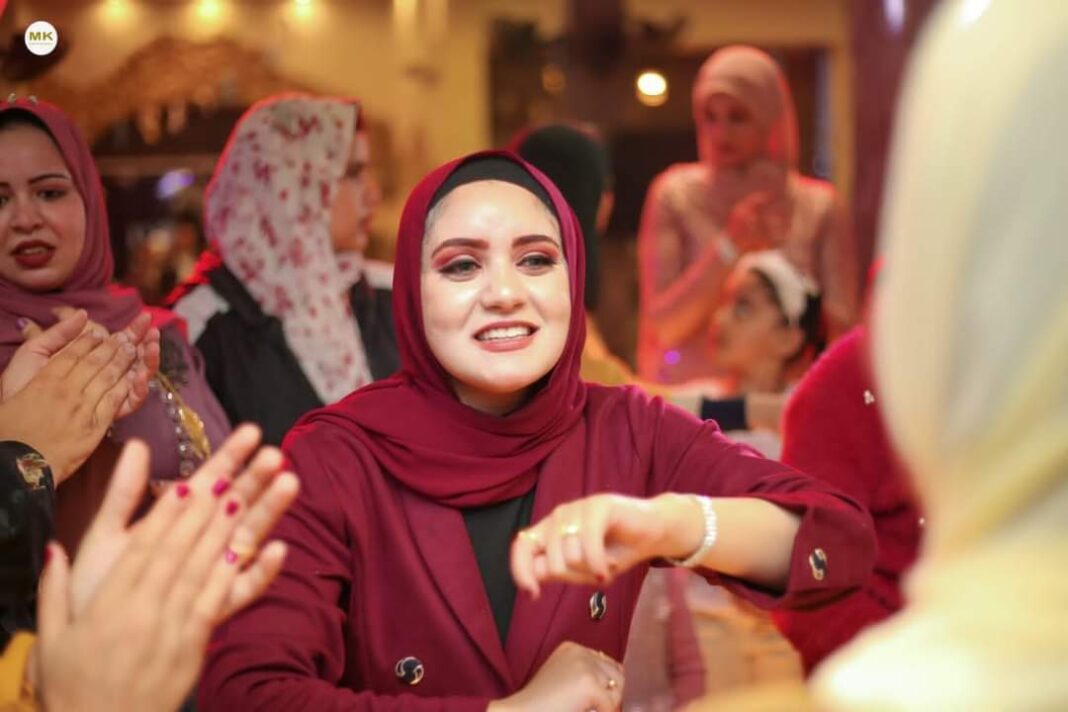 Le suicide d’une fille par chantage avec des images fabriquées, suscite l’indignation sur les réseaux sociaux Fête avec femmes en hijab, ambiance festive et joyeuse.