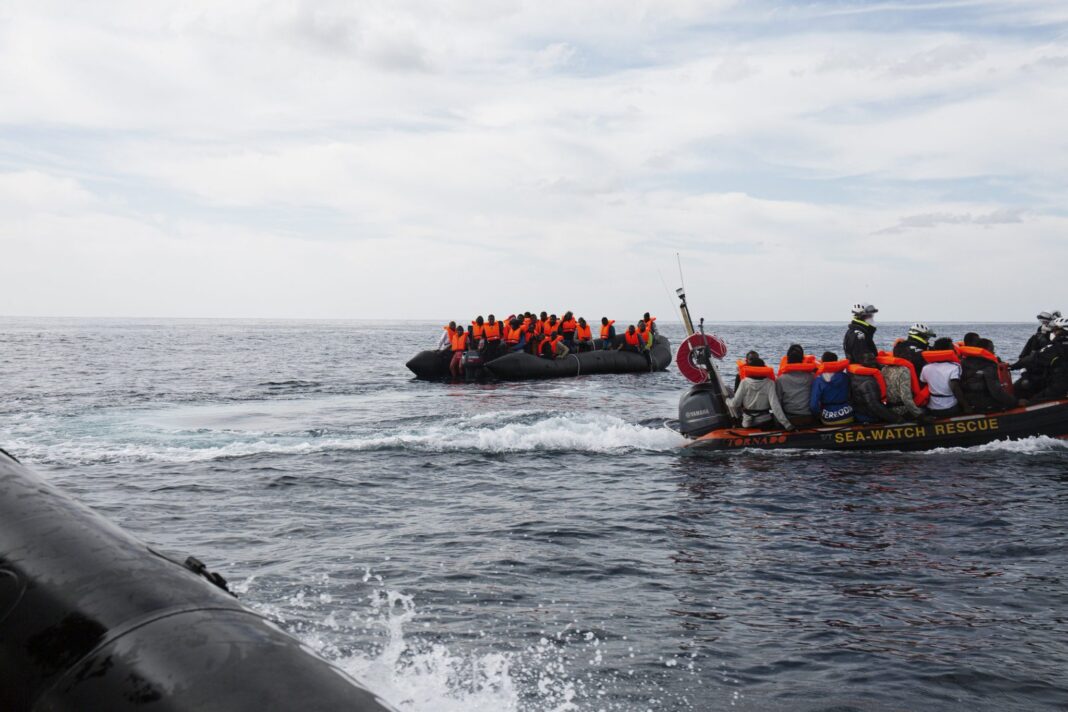 Des migrants déguisés en femmes arrêtés à Alger Équipage de secours en mer avec des migrants à bord d'une embarcation de sauvetage.