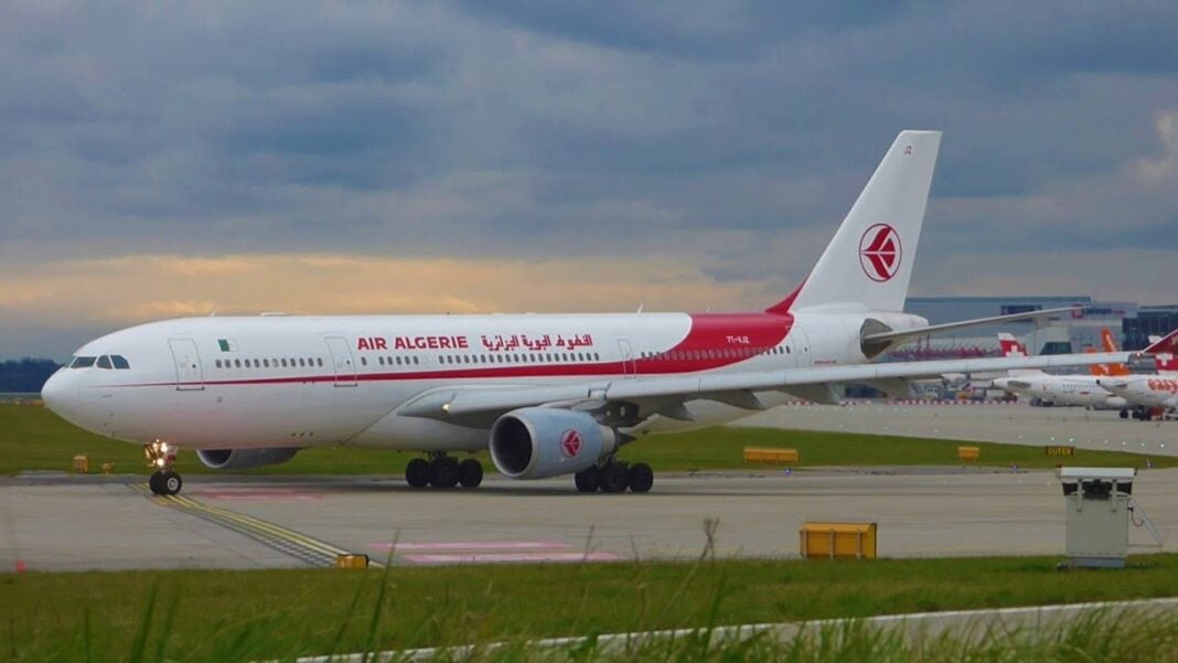 Air Algérie : une hôtesse et un policier au cœur d’un scandale Avion d'Air Algérie prêt à décoller ou atterrir à l'aéroport.