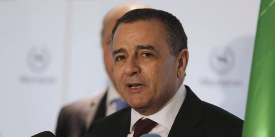 Exclusif… La justice algérienne saisit tous les biens de Bouchouareb Homme en costume lors d'une conférence en Algérie.