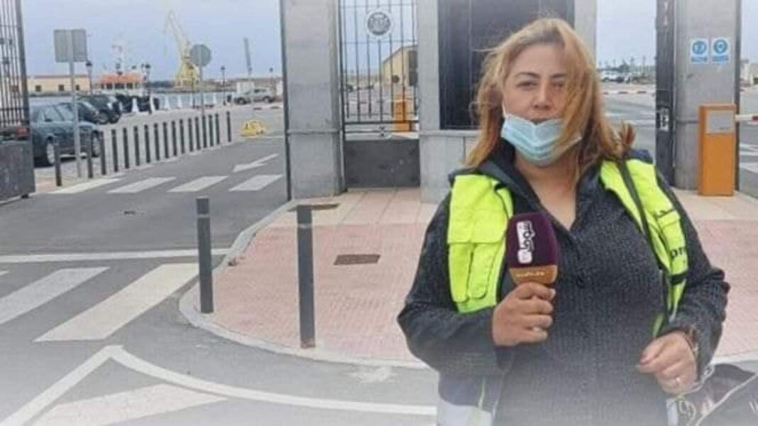 Dans la vidéo, le transporteur de bois de chauffage présente ses excuses aux Algériens pour cette raison… Journaliste portant un masque et un gilet jaune à l'aéroport.