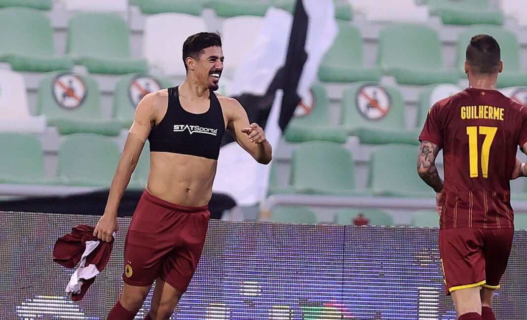 Qatar : Bounedjah buteur et passeur, Al-Sadd sacré champion Joueur d'Al-Sadd célébrant après un but lors d'un match de football.