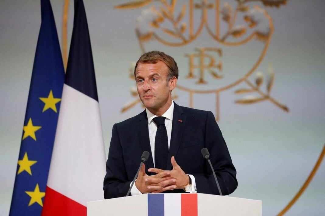 Histoire : Découvrez comment s’appelait l’Algérie avant 1830 Le président français lors d'un discours officiel avec drapeaux français et européens.