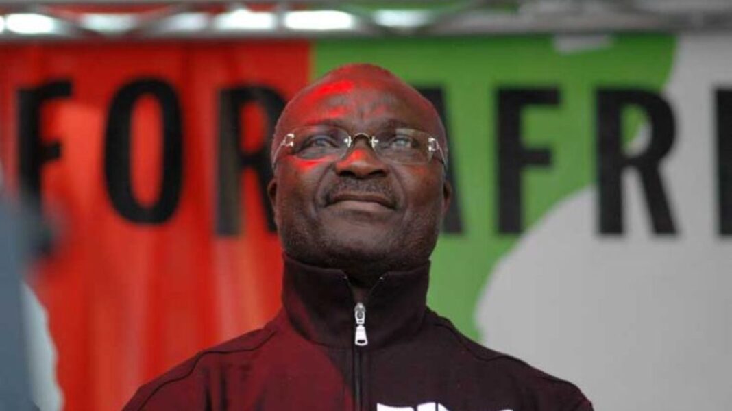 Roger Milla encourage les Lions indomptés Roger Milla motivant les joueurs pour battre l'Algérie.