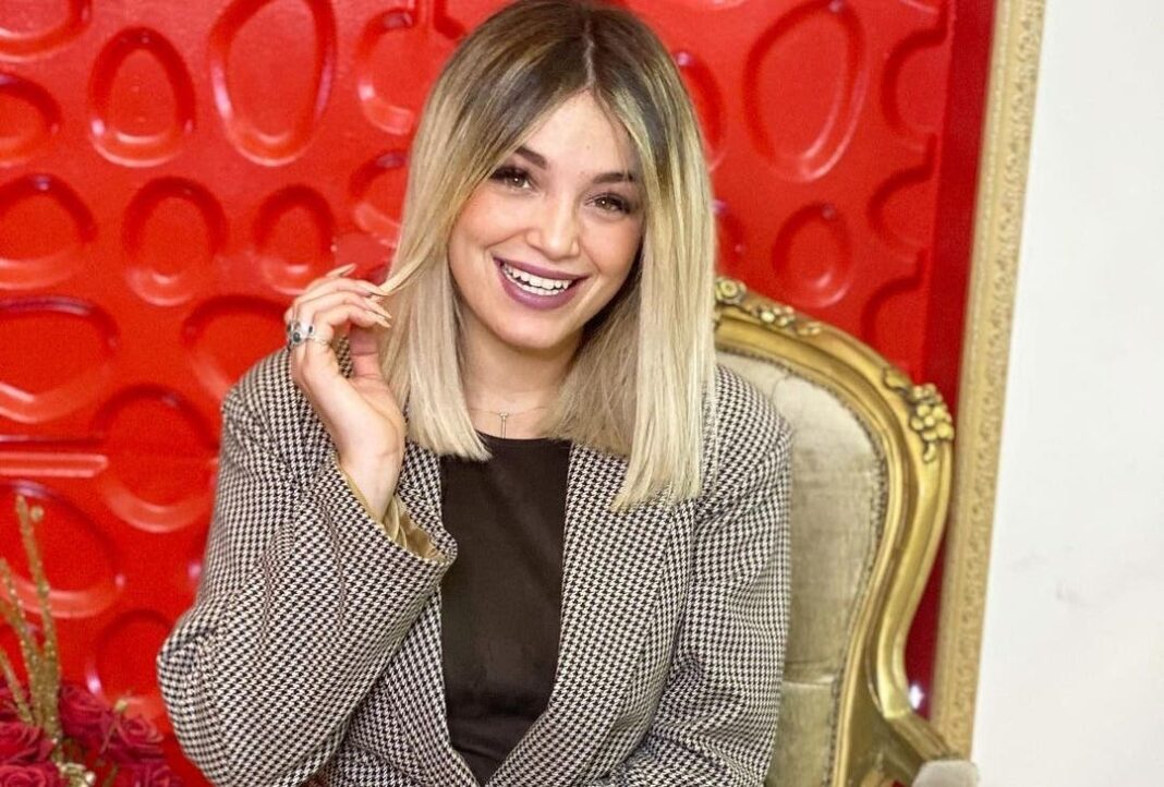 Inouï! Le titre « Fi Lamane » de Numidia Lezoul bat des records en 24 heures Jeune femme souriante avec cheveux blonds et tenue élégante.