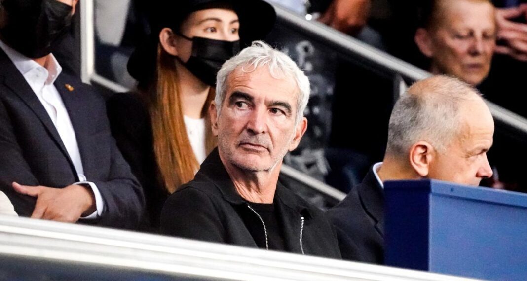 Raymond Domenech pressenti pour devenir le prochain DTN de l’Algérie Raymond Domenech assiste à un match de football en tribune.