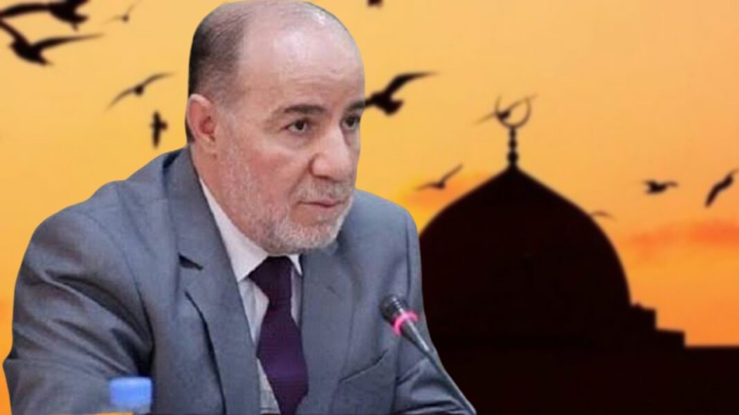 CSAI : Découvrez celui qui représente l’Algérie ? Homme en costume lors d'une conférence avec un fond de coucher de soleil.