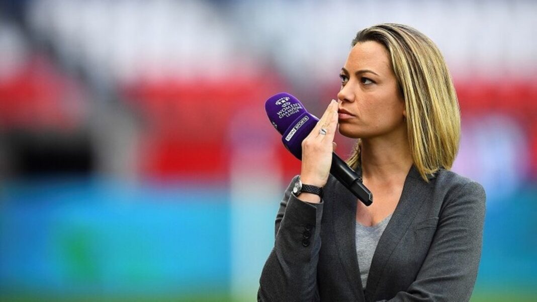 Journaliste française lors d'une interview Femme journaliste avec micro lors d'une interview sportive.
