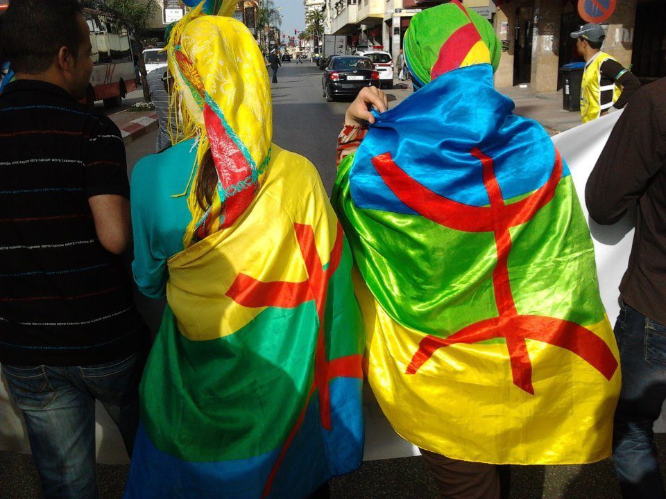 L’Etat a retiré le dossier amazigh à ses trafiquants Manifestants avec drapeaux du Sahara lors d'une marche.