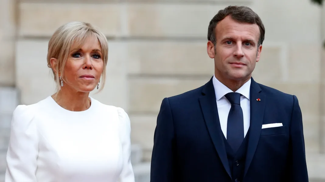 L’épouse de Macron poursuit deux femmes pour avoir répandu des rumeurs selon lesquelles elle serait transgenre Emmanuel Macron et son épouse lors d'une apparition publique.