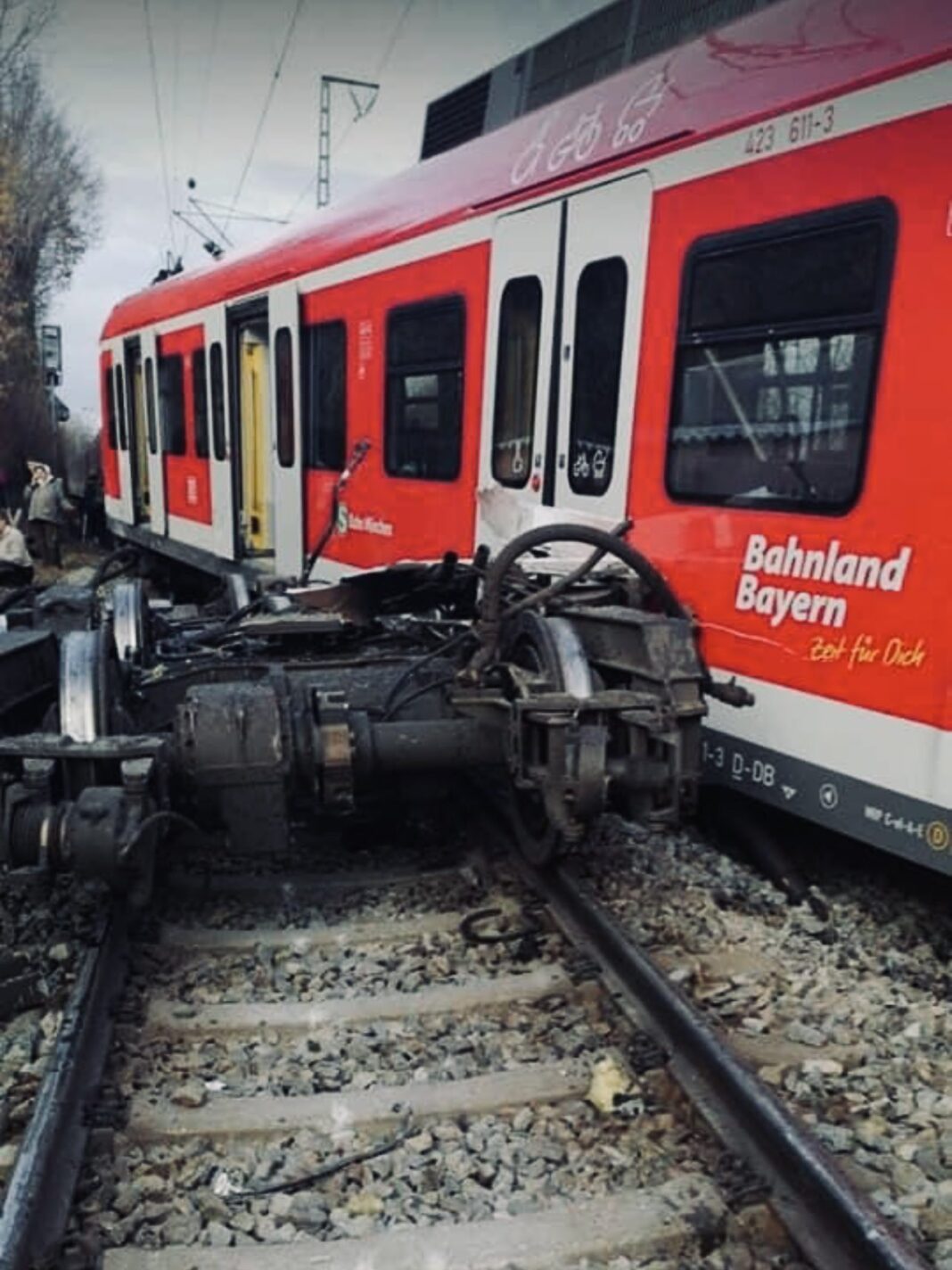 Allemagne : lourd bilan dans une collision ferroviaire Train endommagé après une collision sur la voie ferrée en Allemagne.