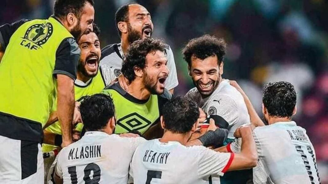 Affaire Sénégal – Egypte : Encore un retournement de situation Les joueurs de l'équipe d'Égypte célèbrent leur victoire en Coupe d'Afrique des Nations 2022.