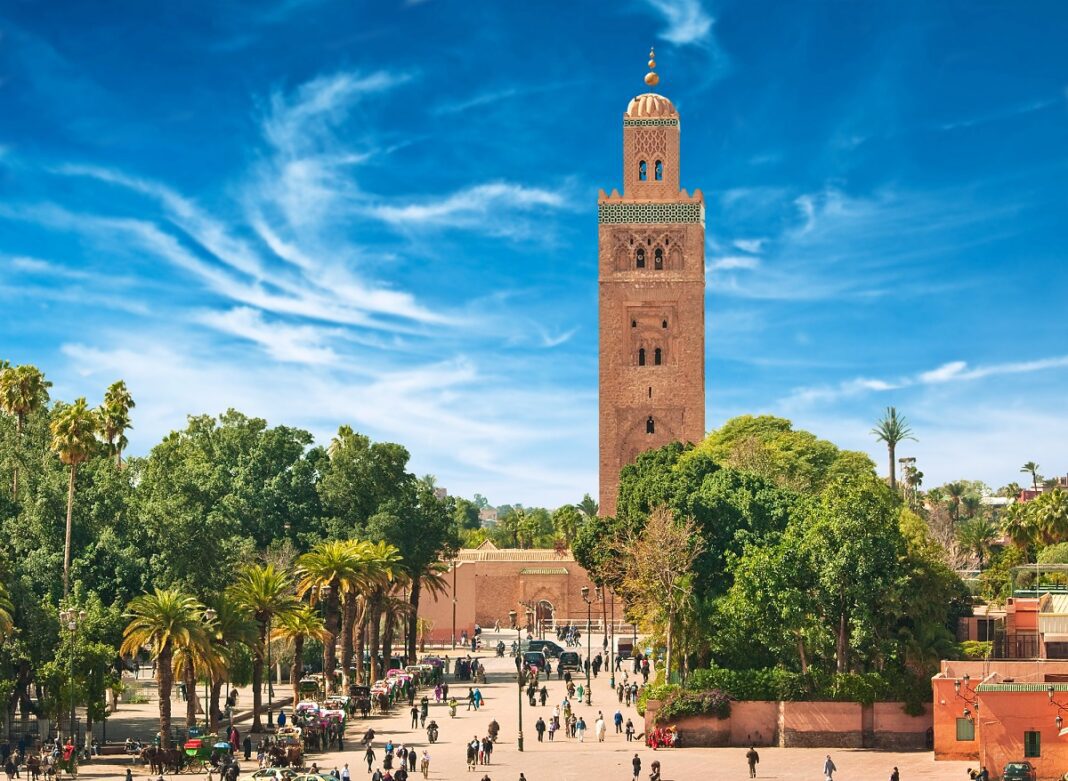 Koutoubia, Marrakech - Monuments célèbres Minaret de la Koutoubia à Marrakech sous un ciel bleu clair.