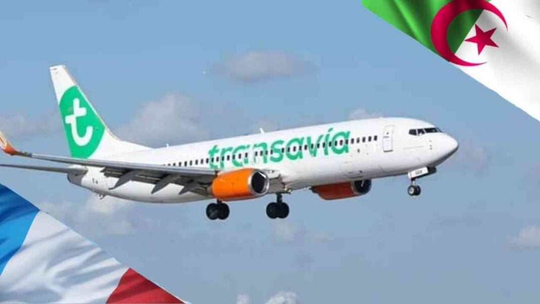 Hausse des prix des billets : Transavia se justifie Avion Transavia avec drapeaux algérien et français en vol.
