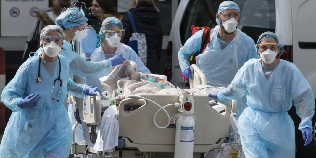 Algérie : Bilan actualisé de la Covid-19 à la date du 3 Juillet Équipe médicale en intervention d'urgence avec équipements de protection.