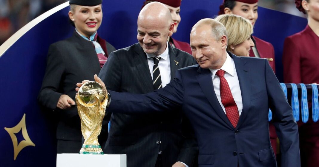 Voici la réponse de la Russie face à la décision de l’UEFA… Vladimir Poutine touche la Coupe du Monde 2018 lors d'une cérémonie officielle.