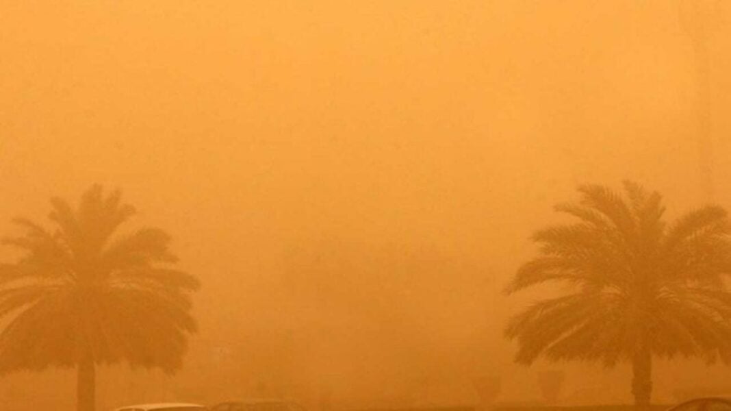 Tempête de sable au Maghreb Tempête de sable intense avec nuage orange dans le ciel.