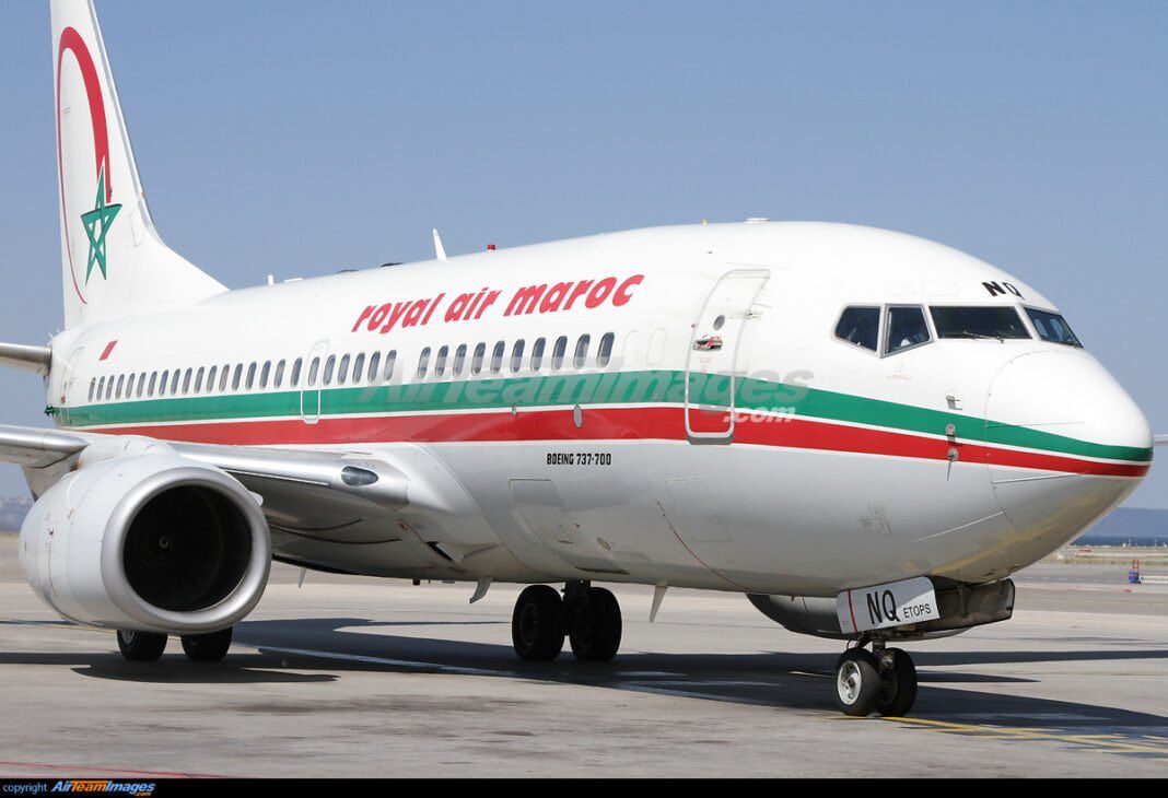 Avion Royal Air Maroc prêt au décollage sur la piste d'aéroport.