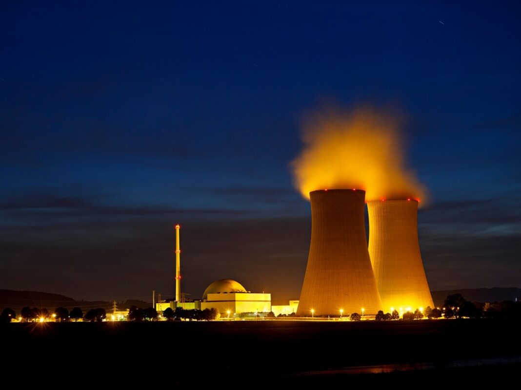 Centrale nucléaire avec refroidissement en Algérie la nuit.