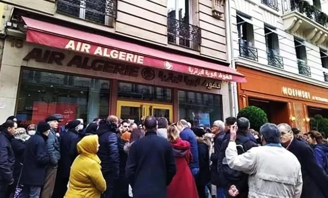 Fil d'attente devant Air Algérie à Paris Foule de personnes faisant la queue devant une agence Air Algérie à Paris.