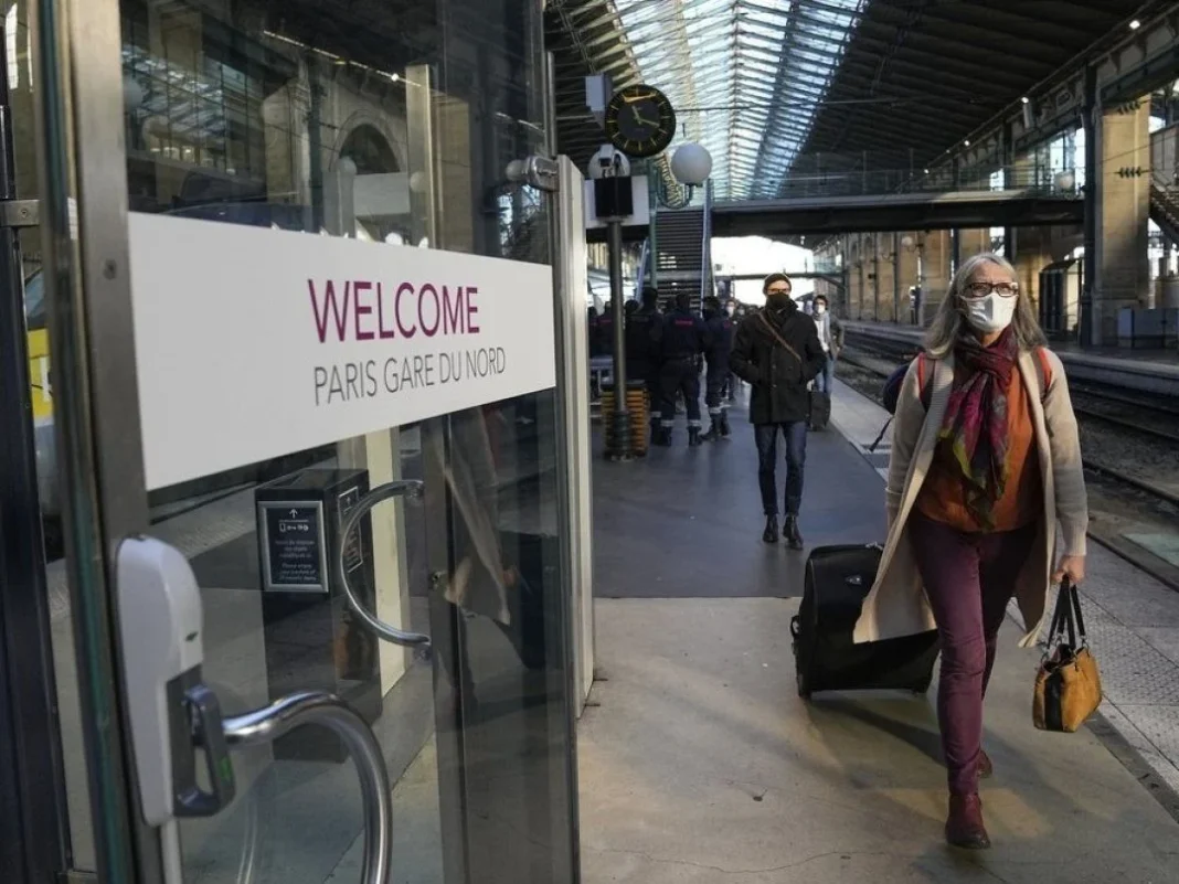 Personne avec masque à la gare de Paris Gare du Nord.