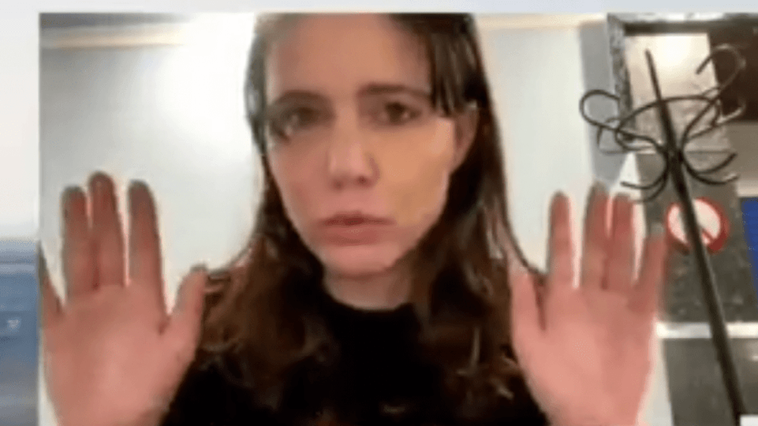 Une journaliste française exprime une opinion lors d'une interview.
