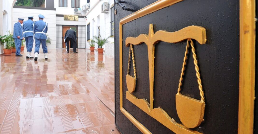 Terrorisme : Mohamed Abdallah condamné à 5 ans de prison Balancier de justice sur porte en Tunisie.