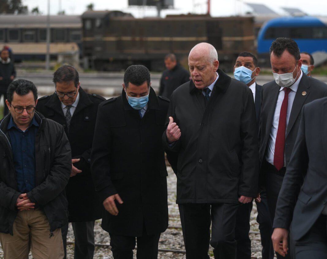 Tunisie : Kaïs Saïed se rend sur les lieux de la collision de train Kaïs Saïed visite le site de la collision de train en Tunisie.