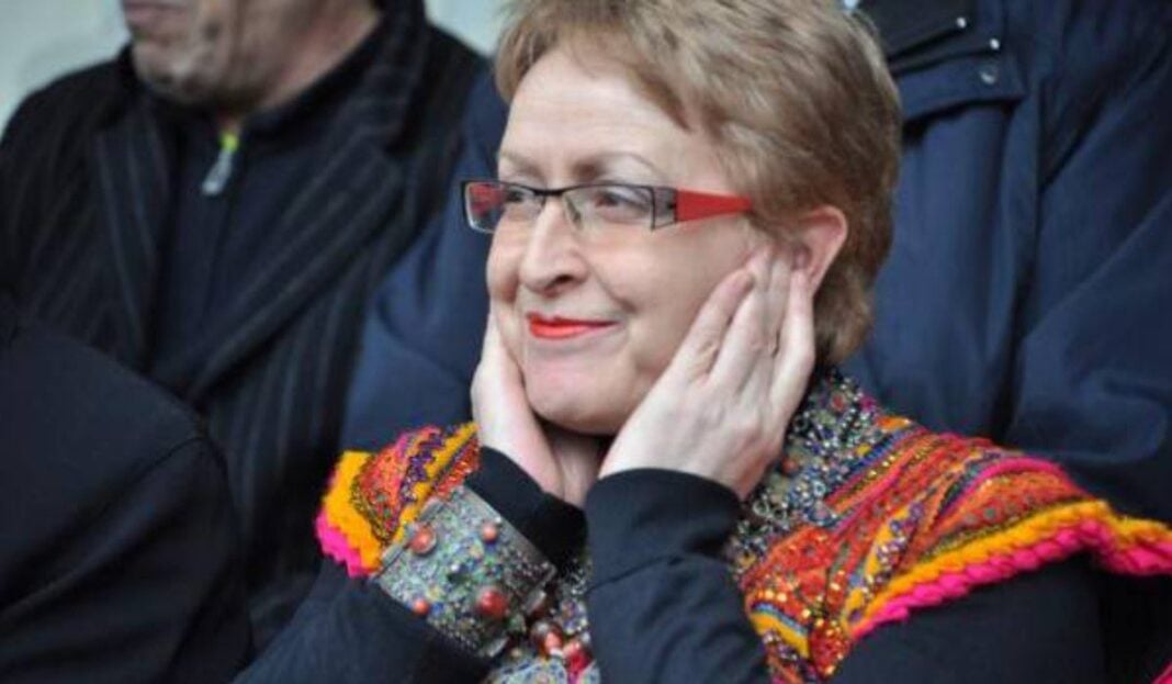 6 ans de prison pour Khalida Toumi Khalida Toumi portant des lunettes et un vêtement coloré.