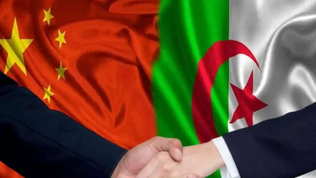 Main de deux représentants serrant la main devant les drapeaux de la Chine et de l'Algérie.