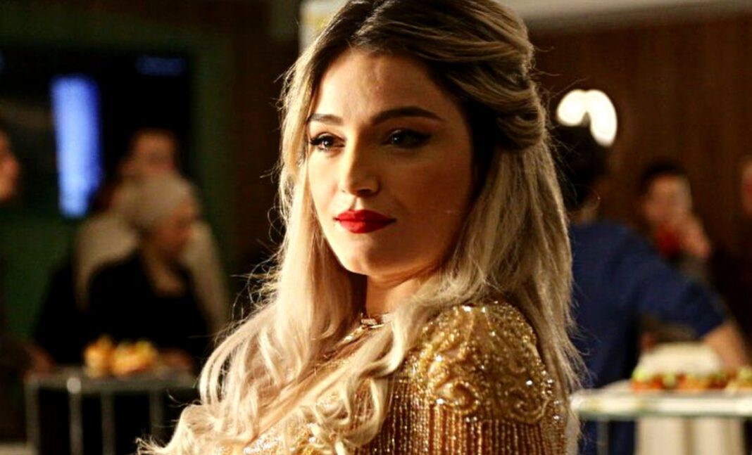 Chirurgie esthétique : Numidia Lezoul se confesse (images avant / après) Jeune femme avec maquillage sophistiqué et robe dorée en soirée.