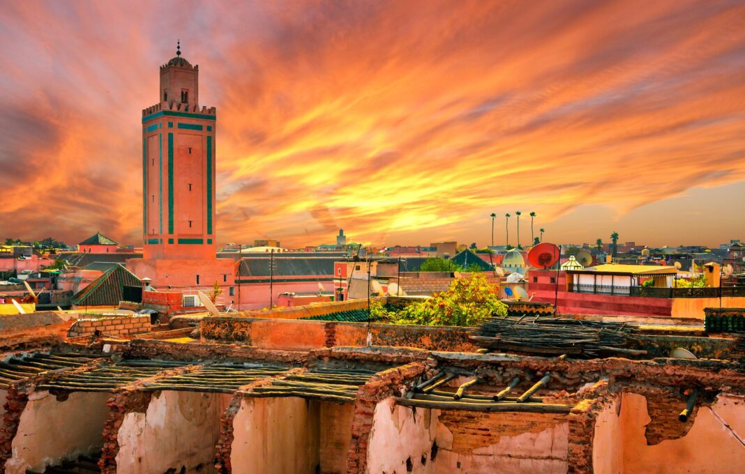Coucher de soleil sur la ville de Marrakech Vue panoramique de Marrakech au coucher du soleil avec la Koutoubia.