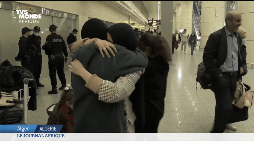 Guerre en Ukraine : Arrivée de premiers étudiants rapatriés en Algérie et au Nigeria Étudiants rapatriés accueillis à l'aéroport d'Alger.