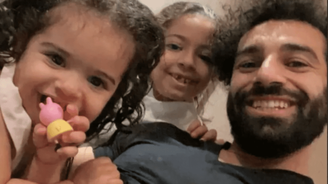 Dans la vidéo .. Mohamed Salah souhaitait un fils Mohamed Salah avec ses deux filles souriantes et heureuses.