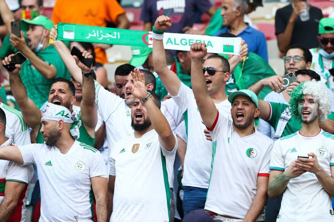 Algérie-Cameroun, barrage retour Coupe du monde 2022 : Sur quelles chaînes ? Supporters algériens en tenue blanche, célébrant la victoire.