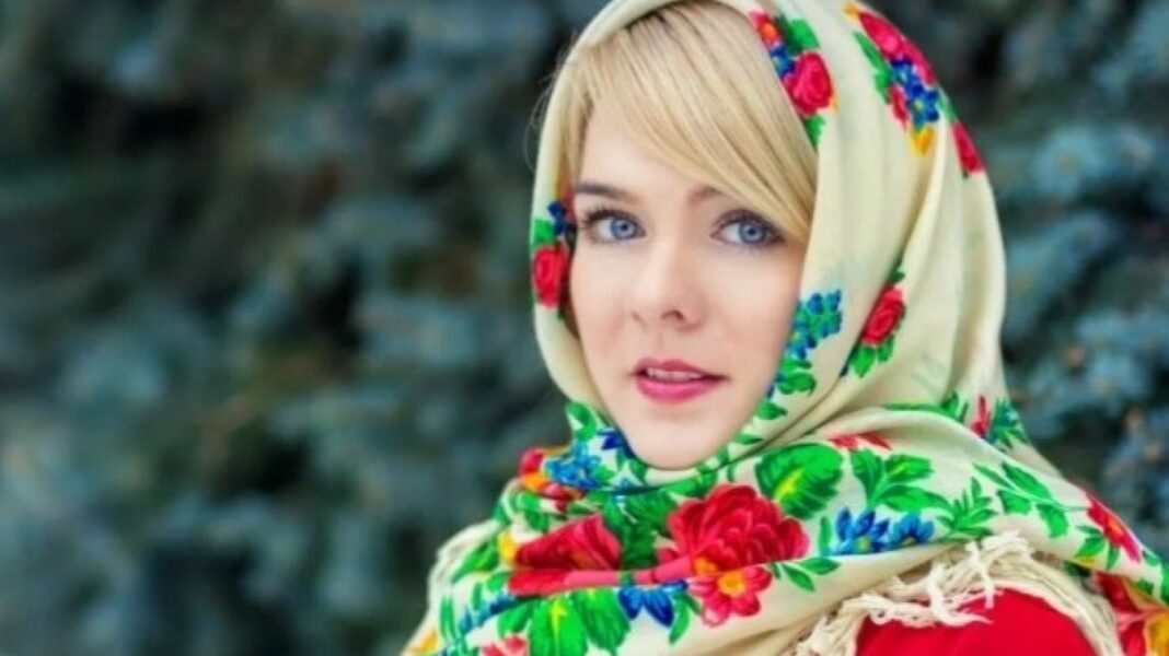 Scandale : Fuite d’un audio sur des réfugiées ukrainiennes impliquant un politicien brésilien…C’est ce qu’il a dit ! Femme avec foulard floral dans un environnement naturel.