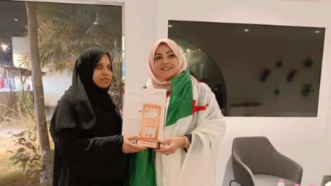 Deux femmes, une avec hijab noir, l'autre avec hijab rose, tenant un certificat.