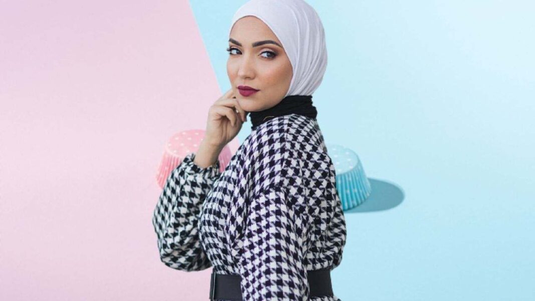 L’influenceuse Noor passe de 2,3 M à 0 abonnés Jeune femme portant un hijab blanc et une tenue à motif noir et blanc.