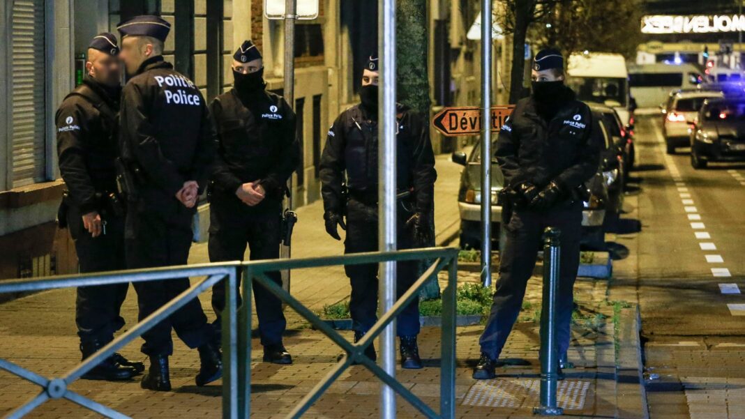 Belgique : un suspect préparant des attentats au Maroc arrêté Policiers en patrouille dans une rue de Bruxelles la nuit.