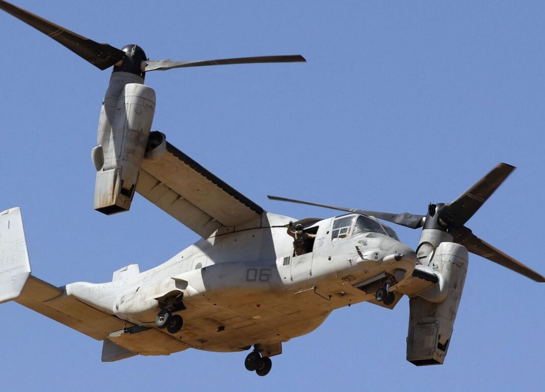 Crash d’un avion militaire américain en Norvège, 4 morts ! Hélicoptère militaire en vol dans le ciel bleu.